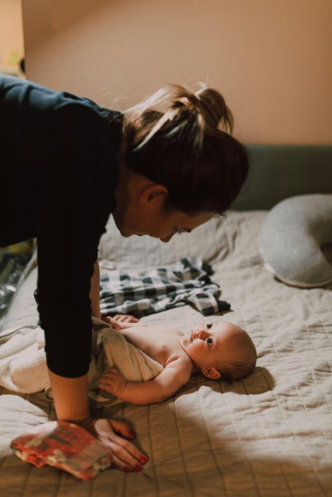 Mãe lendo o rótulo de uma fórmula infantil – tipos de leites para bebês