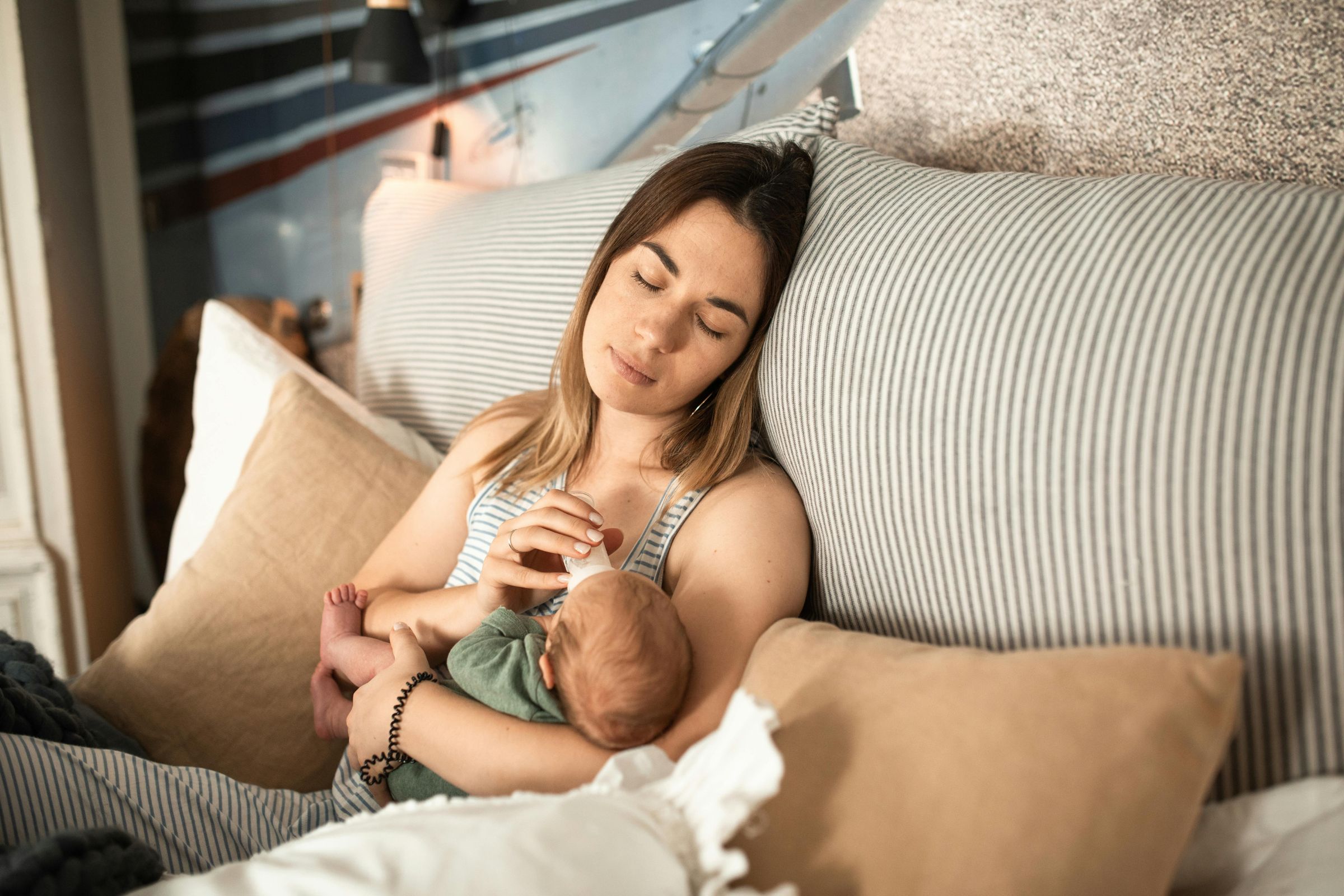 Mãe amamentando bebê com leite materno – tipos de leites para bebês