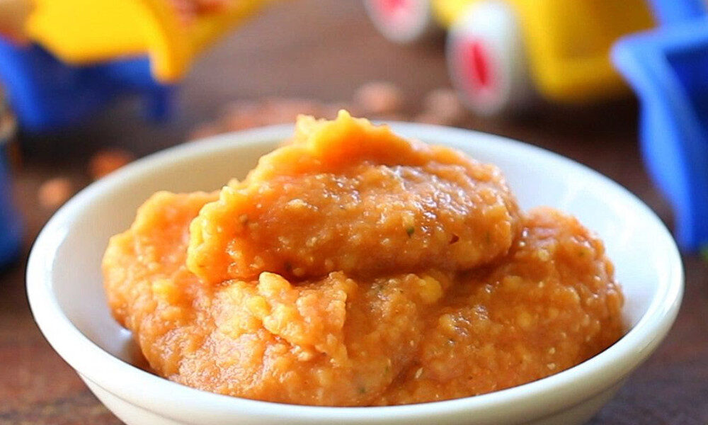 Papinha leve de pera cozida para bebês iniciando a alimentação