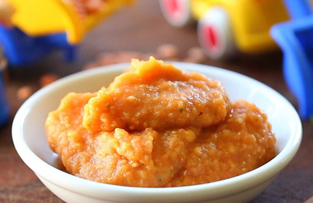Papinha leve de pera cozida para bebês iniciando a alimentação