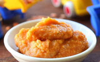 Papinha leve de pera cozida para bebês iniciando a alimentação