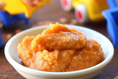 Papinha leve de pera cozida para bebês iniciando a alimentação