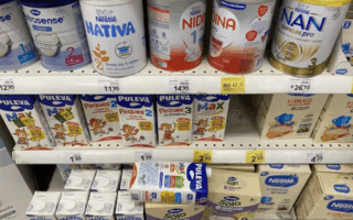 Bebê comendo papinhas da Nestlé feitas em casa, saudáveis e econômicas