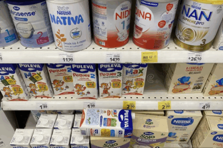 Bebê comendo papinhas da Nestlé feitas em casa, saudáveis e econômicas