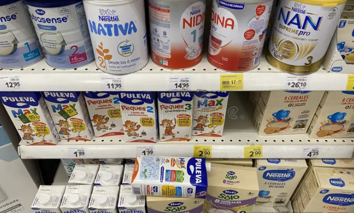Bebê comendo papinhas da Nestlé feitas em casa, saudáveis e econômicas